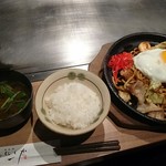 Nishi Ka - 焼きそばランチ サラダ、ご飯、赤だし 1,000円