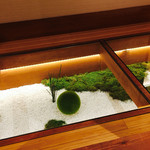 GOCHISO-DINING 雅じゃぽ - 雅じゃぽ・廊下はガラス張りで苔が飾られています。