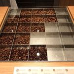 KOFFEE MAMEYA - 店内(その日の珈琲豆のサンプル)