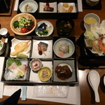 Hoteru Soraju - 夜の箱膳、サラダとご飯、汁物はセルフで取ってきます