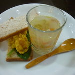 ファリーナ　フレスカ - 小エビとカボチャサラダのサンド、ミネストローネ