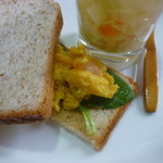 ファリーナ　フレスカ - 小エビとカボチャサラダのサンド、ミネストローネ