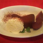 BISTORIA - ランチのドルチェ 濃厚ショコラとリンゴの赤ワイン煮