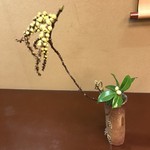 懐石 辻留 - 魯山人の備前花器 椿 木五倍子(きぶし)