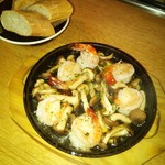 自然派ワイン＆ナチュラルチーズ vinvino - 海老とキノコのアヒージョ