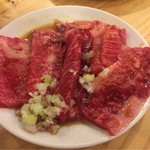 焼肉 近江牛肉店 - 赤皿（サシが少ない盛り合わせ） 1300円