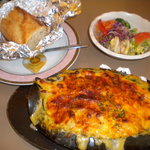 レストラン山水 - 海老と帆立貝柱とペンネリガーテのグラタンにパンとサラダ