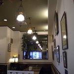 レストラン山水 - 入口から奥