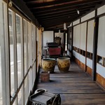 ろくざん亭 - 外からも見える小道具の置かれた通路