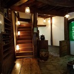 ろくざん亭 - お店の入口を入ったところ