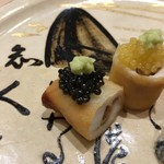 THE ARAKI - 生麩の中心にフォアグラを詰め、揚げたものに、通常の黒いキャビアとゴールデン・キャビア、ワサビを乗せたもの