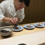 THE ARAKI - 黒トリュフをたっぷり混ぜ込んだ大トロと中トロの漬けに白い春トリュフをたっぷりかける