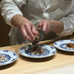 THE ARAKI - 黒トリュフをたっぷり混ぜ込んだ大トロと中トロの漬けに白い春トリュフをたっぷりかける