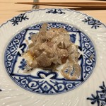 THE ARAKI - 黒トリュフをたっぷり混ぜ込んだ大トロと中トロの漬けに白い春トリュフをたっぷりかける