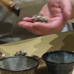 THE ARAKI - 細かく刻んだ鯖にニキリ（煮切り醤油）を塗る