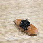THE ARAKI - サーモン握りに通常の黒いキャビアを乗せる