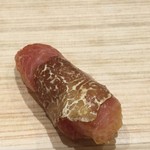 THE ARAKI - トロ握りの春トリュフ（ビアンケット）巻き