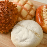 Torushu - 左上から時計回りに、カレーパン、メロンパン、ウインナーパン、さつまいもパン。