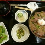 牛進 - ステーキ丼のセット内容