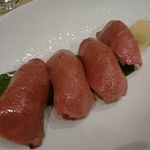 小形牧場牛　炙り握り寿司