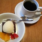 グリル ヒネもス - ブラウニーとバニラアイス、コーヒー