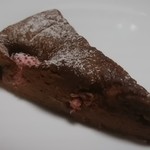 レイジー デイジー ベーカリー - ストロベリーのナッティチョコケーキ