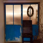 Tegami Sha Sekando Sutori - 入り口の青い扉
      扉は小さいですが、中はかなり広いです