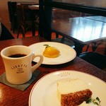 リゼッタ - 奥がレモンケーキ、手前がミューズリーのチーズケーキ