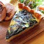 ベンチ コーヒー - 釜揚げシラスと有機ホウレン草のキッシュ！