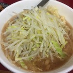 ラーメン二郎 - 千秋楽では豚が別盛りになる。よって今回は殺風景な丼である。