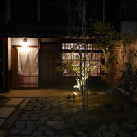 割烹 まつ㐂 - 前庭のある入口