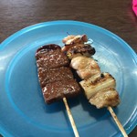 祭り屋 - 牛串とネギマ。ネギマは美味しい。牛串は成型肉なのでそれでも良ければ超ハイコスパ。