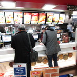 64492543 - まずはカウンターで注文です