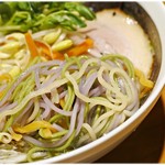 アンチエイジングレストラン 薬膳ラーメンドラゴン - カラフルな麺。食感も独特です。