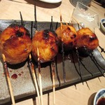 64498308 - 串焼き２品目は博多とろ玉、豚バラスライスで玉子を巻いてタレ焼きにした一品、中の黄身は半熟でトロトロです。