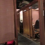 Kushiyaki Hakata Matsusuke - 私達は７人でしたが使わせていただいた席は堀ごたつ式で個室感覚の部屋でした。
      
      料理は幹事の方が飲み物も入れて５０００円で仕切ってくれました。
      