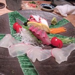 串焼 博多 松介 - 福岡の居酒屋での宴会には欠かせない新鮮な刺身は市場直送刺身の3種盛りです。