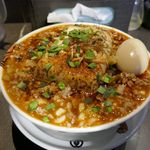 麺屋武蔵 巌虎 - 注文してから10分ほどで、辛そうな姿の中にどかっと豆腐が入った「豆腐一丁辣～麺」が完成しました。