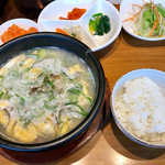 韓菜 - カルビタンスープ (サラダ、おかず3種、カクテキ食べ放題、ライス、アイスコーヒー付き)880円