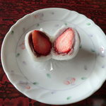 丸伊屋製菓舗 - イチゴ大福　その２
