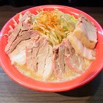 四麺燈 - 『肉ドカ』850円。マシ一切なしの状態。