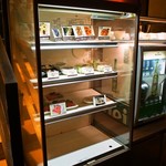 バッソカフェ - 冷蔵ケースから好きなおつまみを取るシステム