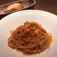 デリツィエ - ノルウェーサーモンとケッパー、アンチョビのトマトソーススパゲティ 1000円。