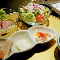 米澤牛DINING べこや - 前菜盛、サラダ、牛タタ、ウコギのお浸し