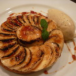 Le Bol - 温かいバナナのタルト　ラムとライムのキャラメルソース　紅茶のアイスクリーム添え