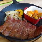 Teppan Dining Yoshida - ◆和牛ステーキ・・思ったよりボリュームがありますね。レモンソースがかけられているとか。