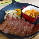 Teppan Dining よしだ - ◆和牛ステーキ・・思ったよりボリュームがありますね。レモンソースがかけられているとか。