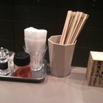 つけ麺 五ノ神製作所 - 卓上の調味料