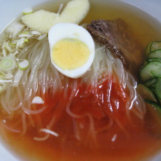 名物・自家製冷麺は、黄金色のスープとモチモチの手打ち麺が魅力