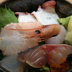 酒粋処 まっすぐ - きまぐれ海鮮丼ハーフサイズ750円